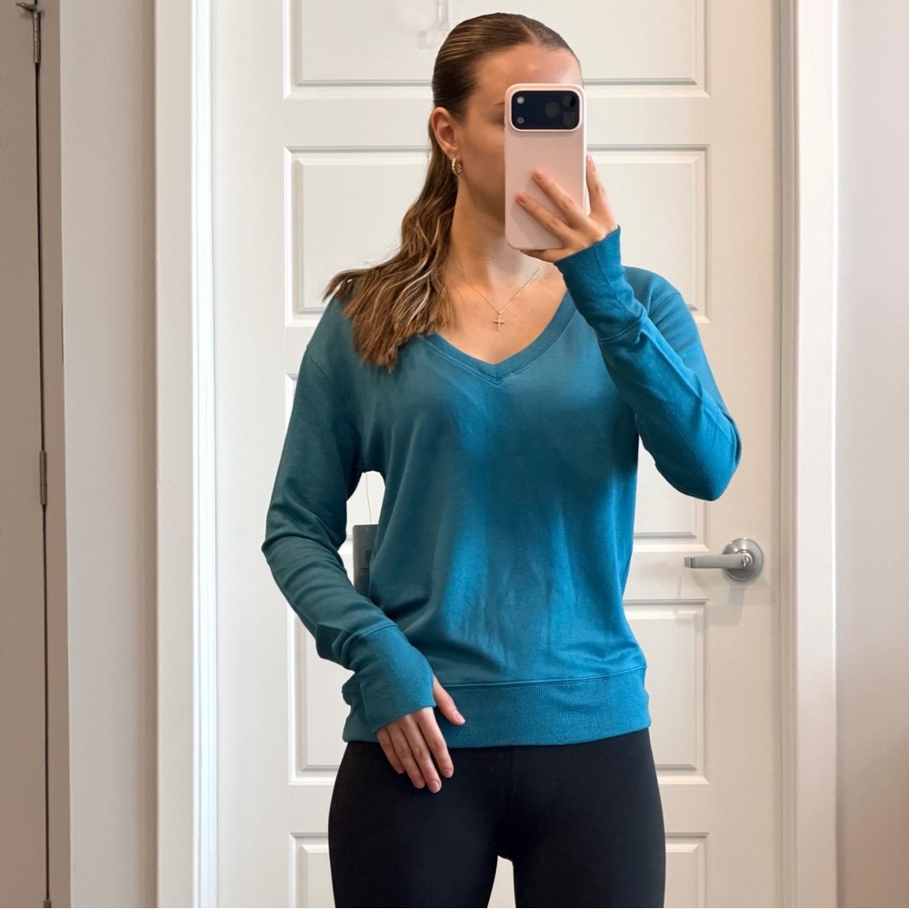 NWT Athleta Sunrise V-Neck Lightweight Sweatshirt XS Active Lounge Athletic Yoga - Picture 2 of 5